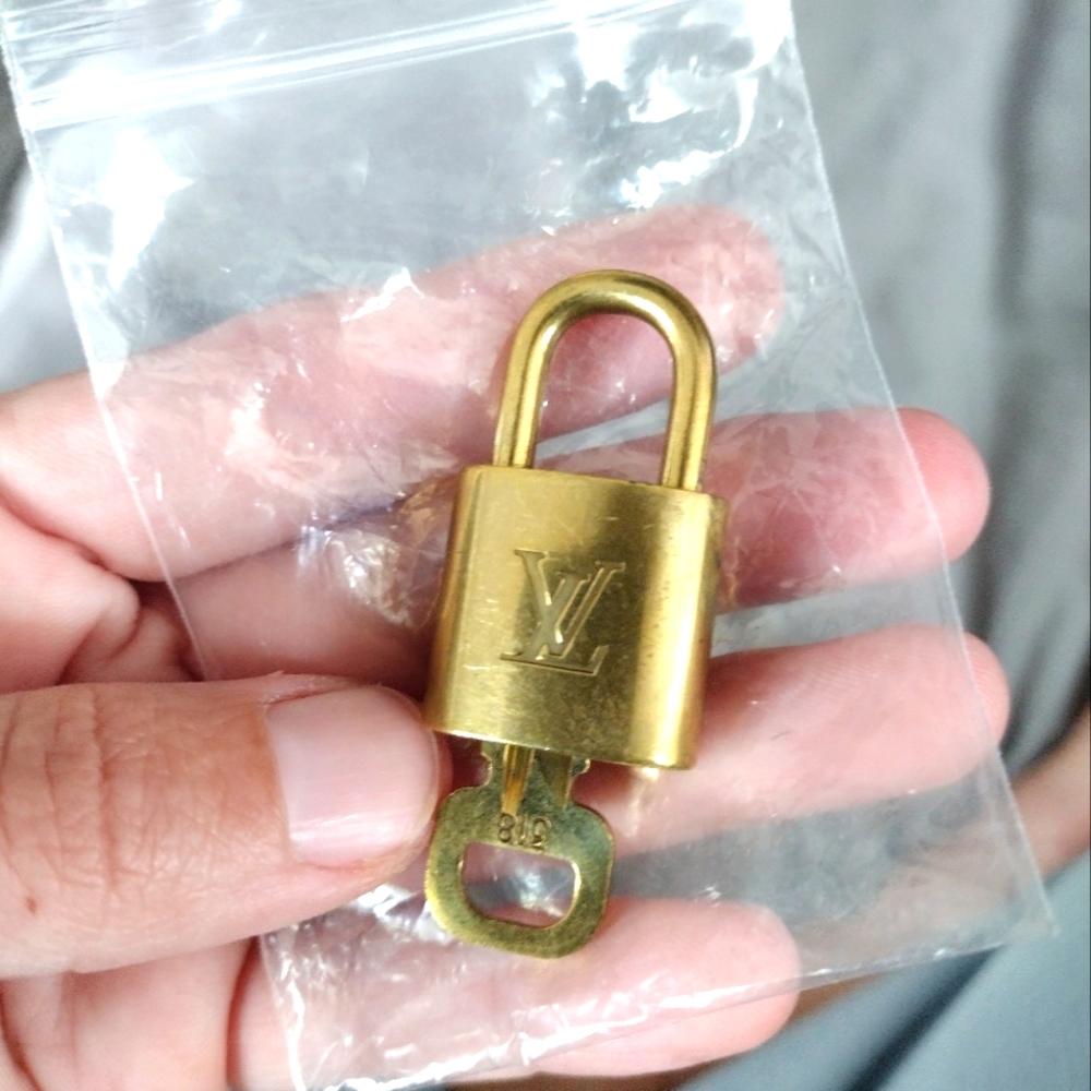 LV lock and key #318